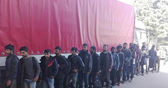 Гранична полиция в Свиленград задържа ТИР с 23 нелегални емигранти от