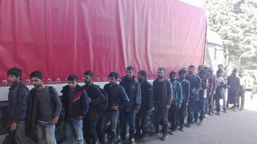 Хванаха хасковлия, превозвал нелегално 23 мигранти