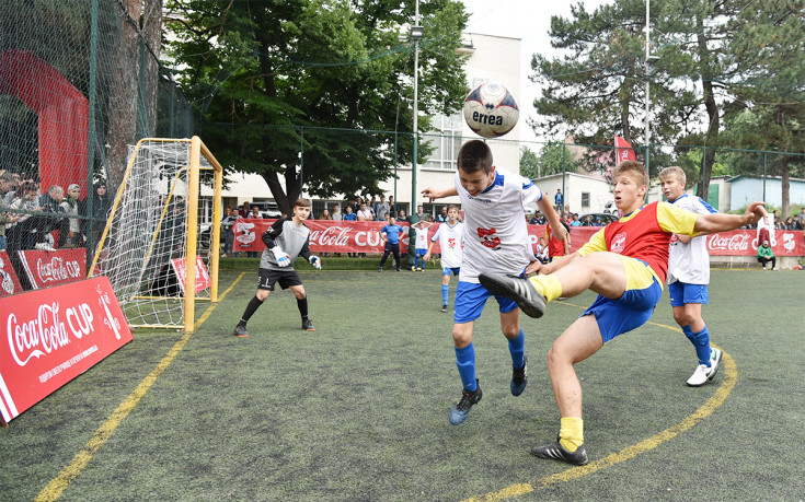 Най-добрият ученически футболен отбор в България става ясен в неделя