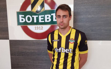 Футболистът на Ботев Пловдив Васил Шопов ще разтрогне договора