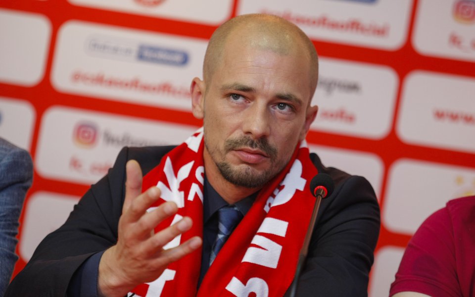 Новият наставник на ЦСКА Нестор Ел Маестро ще получи две