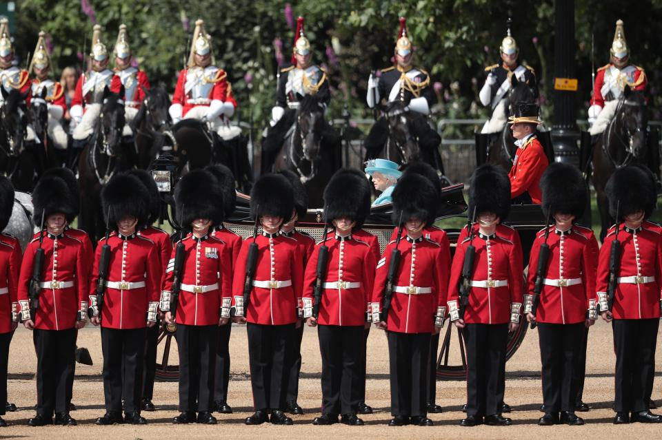 Кралица Елизабет II празнува рождения си ден с парад и авиошоу в компанията на семейството си и цялата нация.