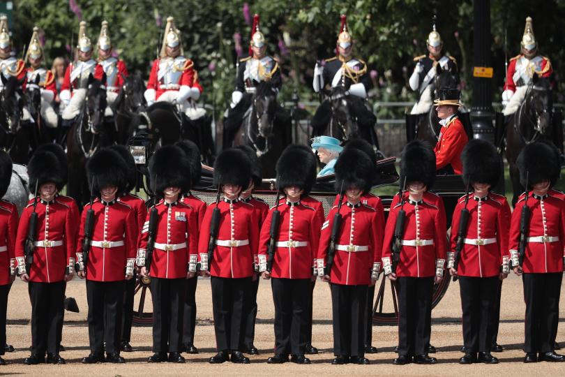 <p>Кралица Елизабет II празнува рождения си ден с парад и авиошоу в компанията на семейството си и цялата нация.</p>