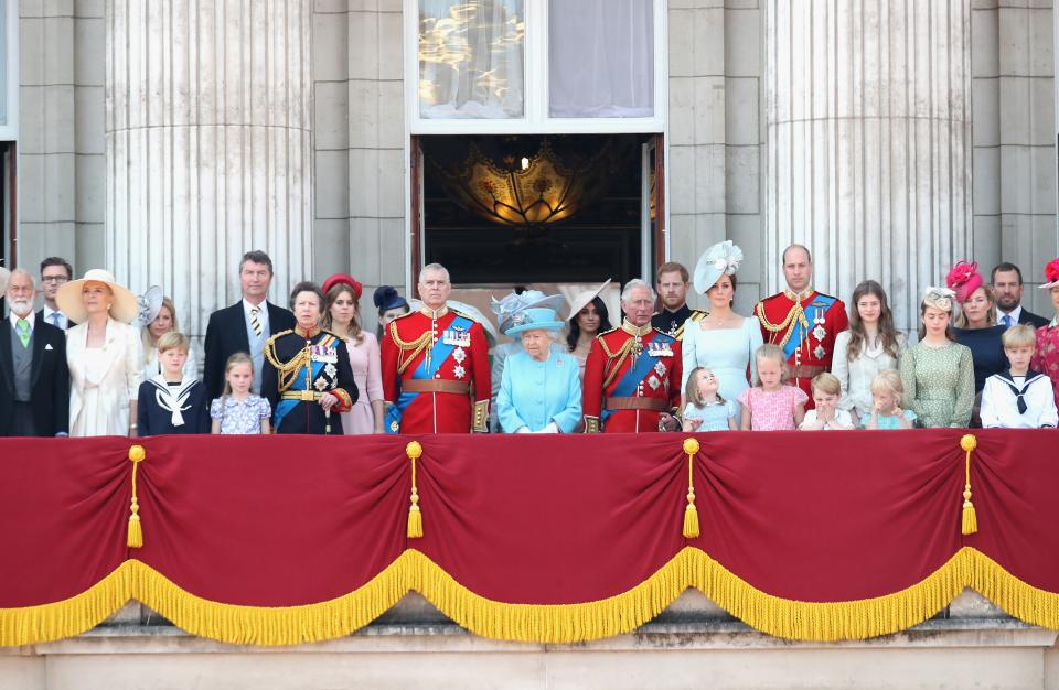  Кралица Елизабет II чества рождения си ден с церемониал и авиошоу в компанията на фамилията си и цялата нация. 
