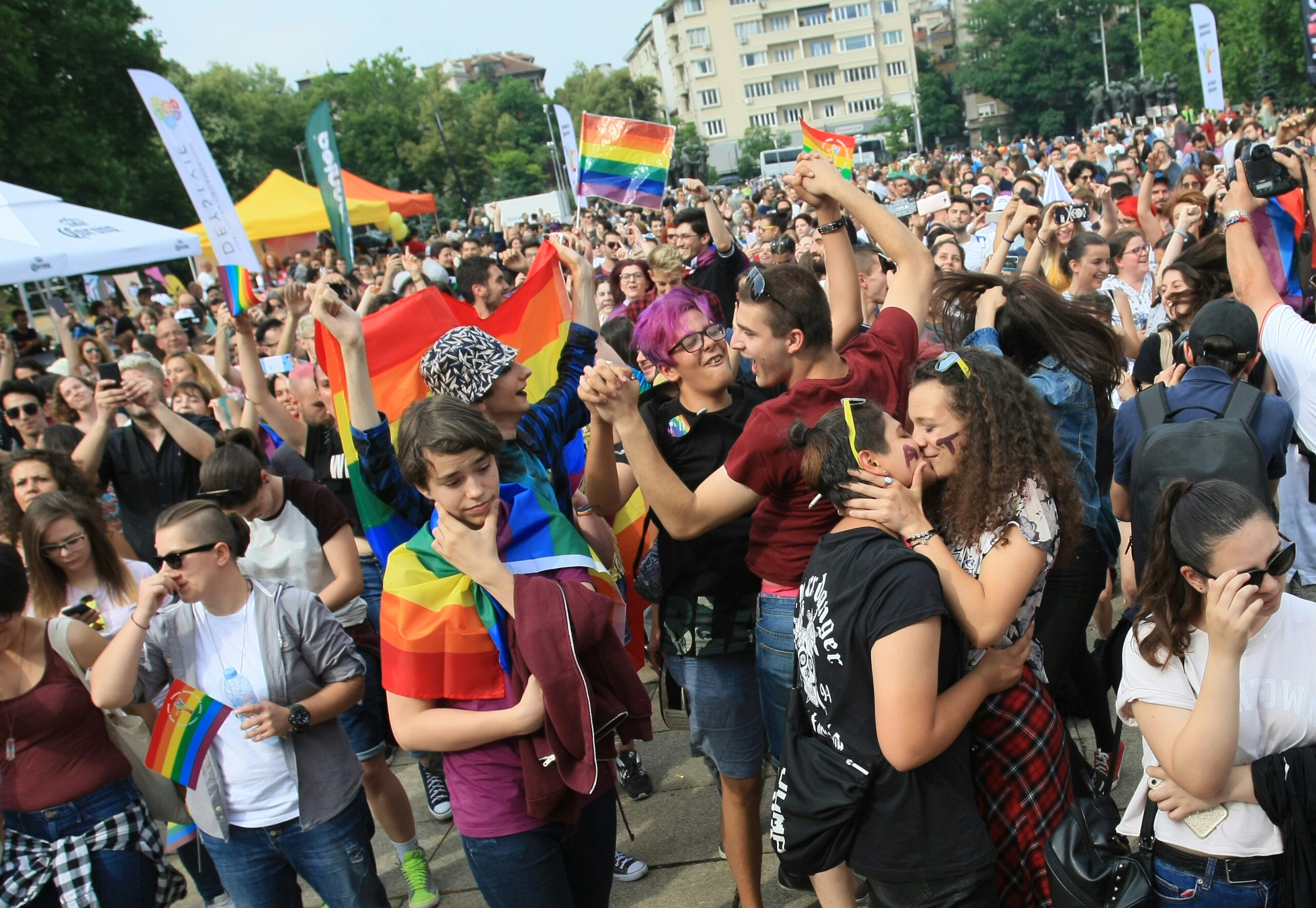 Гей парад и две контрадемонстрации блокираха центъра на София в съботния ден. Десетки полицаи бяха вдигнати на крак заради събитията.