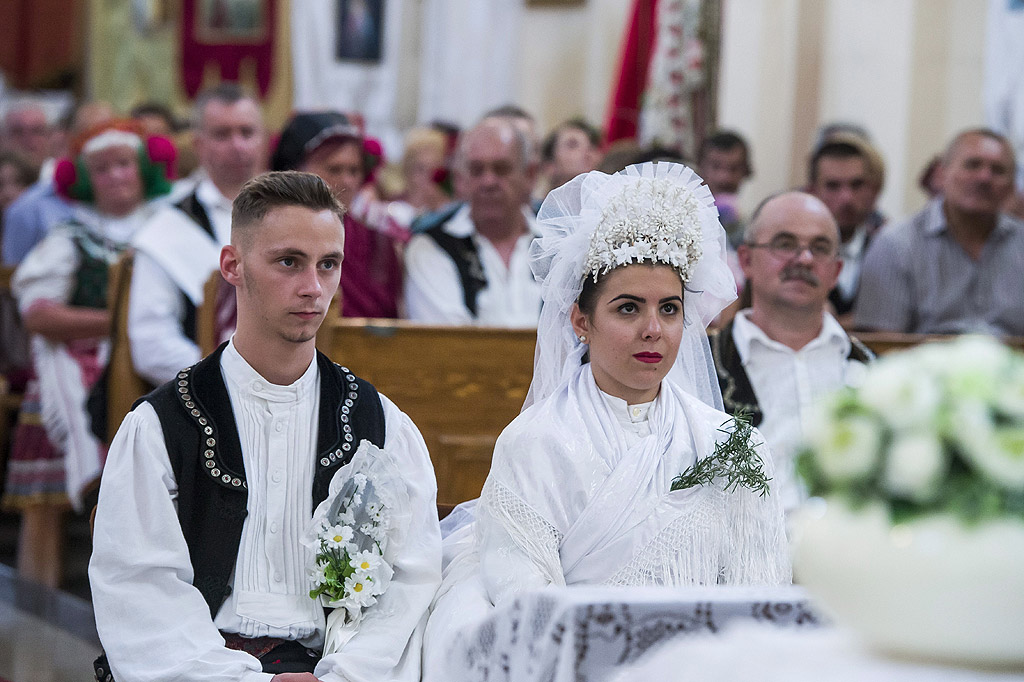 Булка, облечена в народна носия, се подготвя за 10-ото годишно традиционно селско сватбено събитие в Сзихалом, на 125 км североизточно от Будапеща, Унгария. Културният и гастрономически фолклорен фестивал в етно - селото се провежда в продължение на три дни.