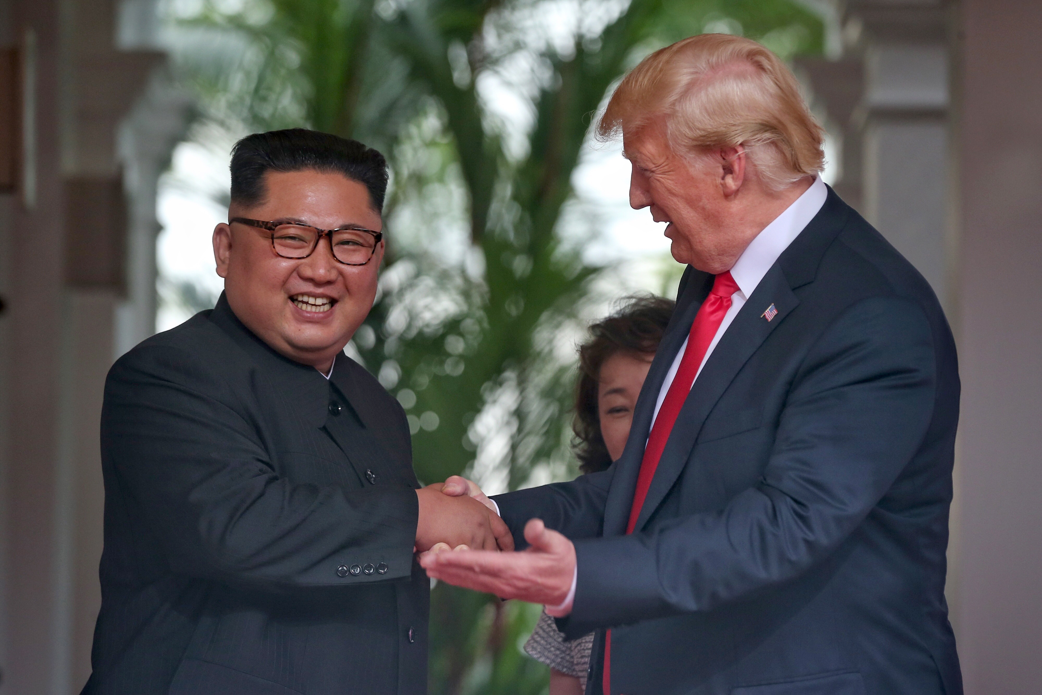 Историческо ръкостискане между американския президент Доналд Тръмп и севернокорейския лидер Ким Чен-ун се състоя днес в Сингапур. Това е първата среща между действащ американски президент и севернокорейски лидер.