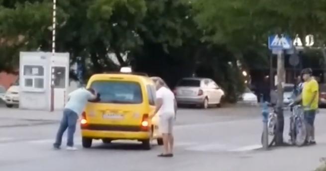 Велосипедист напада таксиметров шофьор - жители на София станаха свидетели