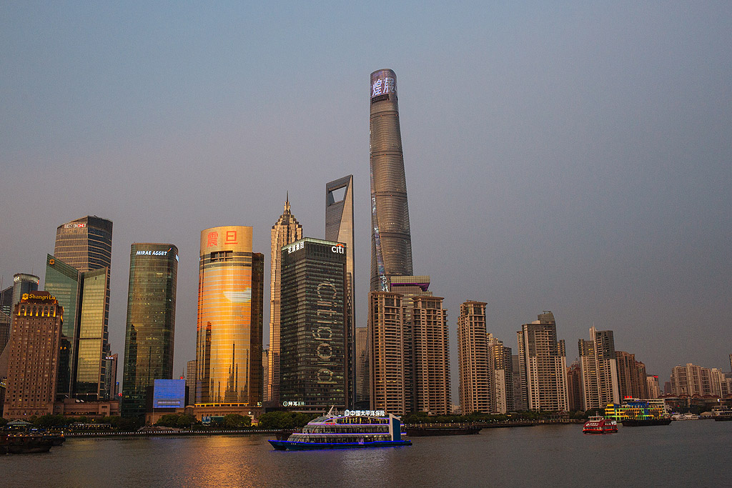 Шанхай Тауър Една от най-внушителните сгради в света, тази кула е построена за 6 години. Със своите 623 метра тя е втората по височина в света и най-високата в Китай. Площадката за наблюдение се намира на 119-тия етаж и предлага поглед към целия град и околностите.