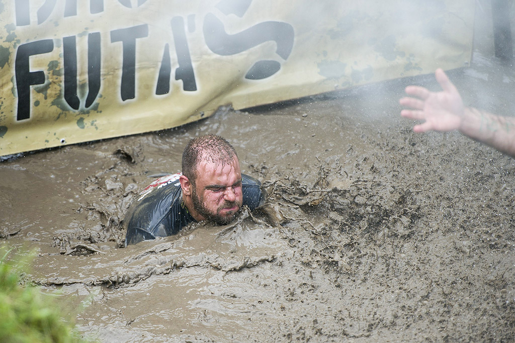 Brutalfutas (Brutal Run) в Ниредхаза, на 55 км югоизточно от Будапеща, Унгария. Общо 2420 души взеха участие в надпреварата във вода и кал