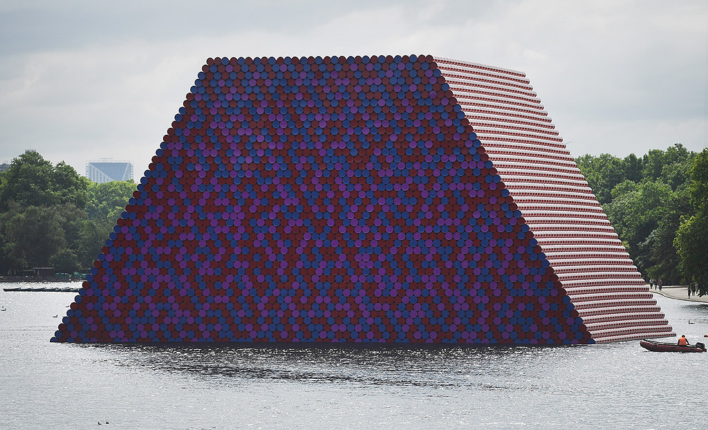 Последното творение на българина е пресечена пирамида, изградена от 7 506 варела. Инсталацията е 20 м висока, 30 м широка, 40 м дълга и ще плава в езерото Сърпентайн, Лондон. Инсталацията ще е в Хайд парк до 23 септември, а изложбата отворена до 9 септември. Цената на проекта е 4.2 млн. долара и се финансира изцяло от художника.