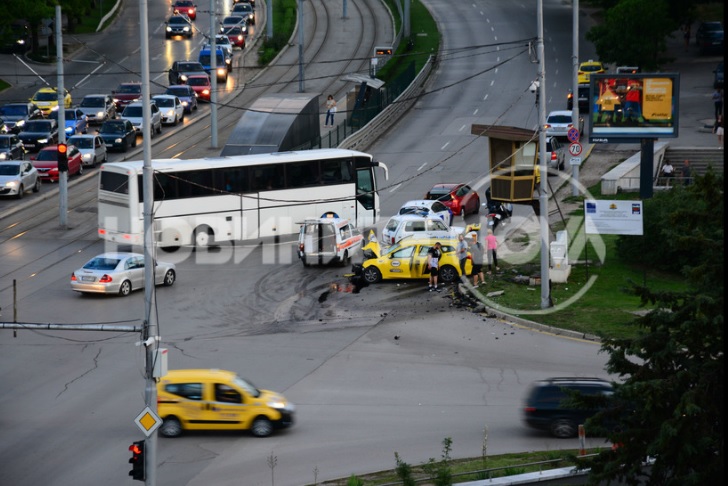 Жестока катастрофа с такси в столицата. Петима души са ранени. Инцидентът се е случил в 20:50 часа на пресечката на бул. "България" и "Каблешков".