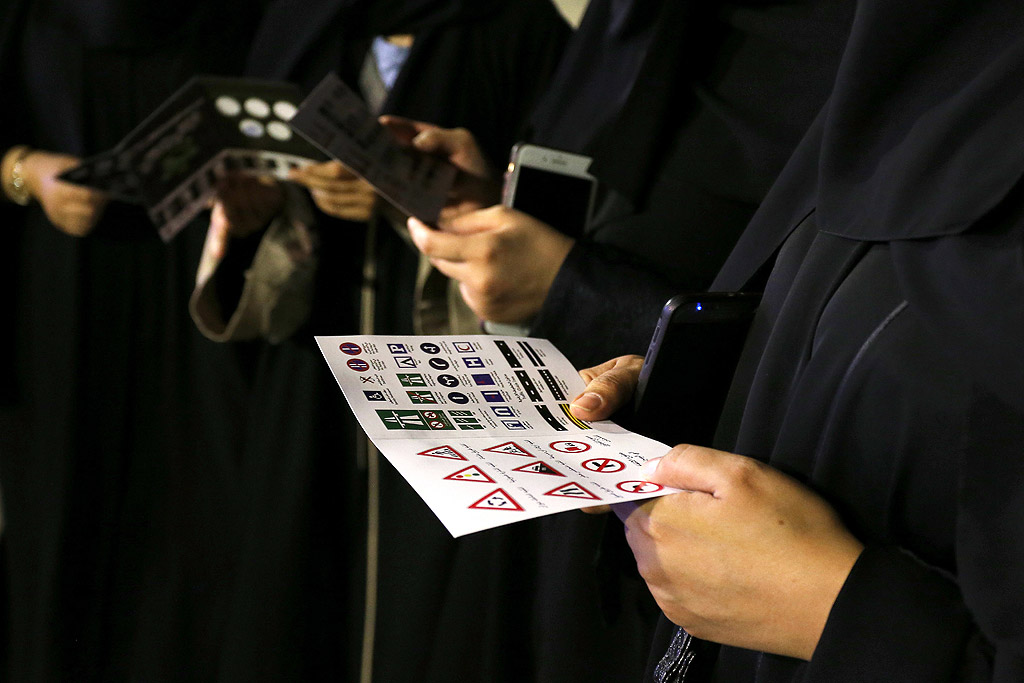 Саудитки на подготвително събитие за шофиране на автомобили, организирано от отдел "Трафик" в Риад, Саудитска Арабия. Саудитските жени ще могат да шофират в страната, тъй като противоречивата забрана за шофиране ще бъде отменена на 24 юни.