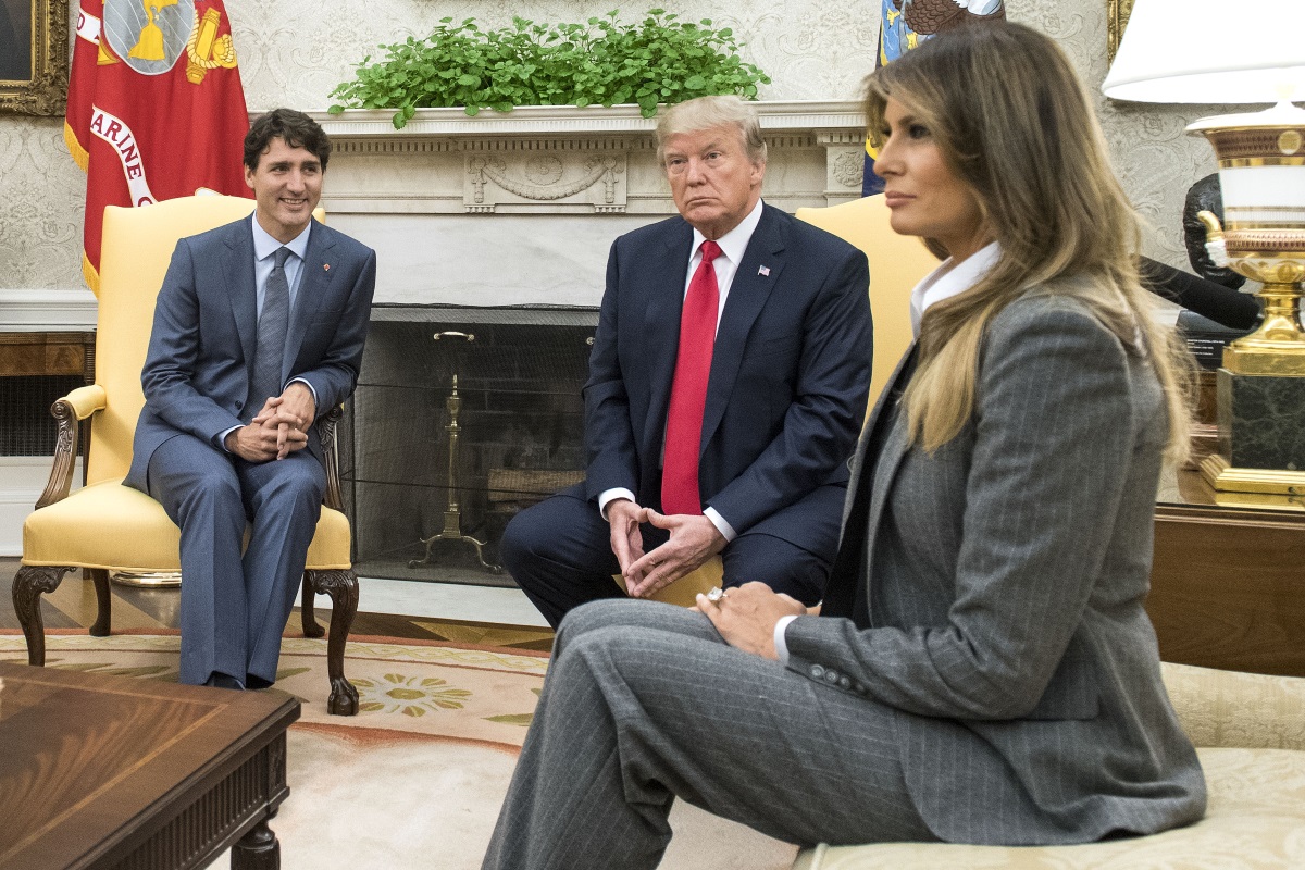 При посрещането на канадския премиер Джъстин Трюдо и съпругата му Софи в Белия дом, Мелания Тръмп загърби елегантните рокли и женствената си визия и се появи със строг сив костюм от колекцията на Ралф Лорън, бяла риза и черна вратовръзка. Малко иронично предвид факта, че администрацията на президента Доналд Тръмп не е направила нищо, за да защити правата на жените - и всъщност дори е започнала да намалява свободите им, както отбелязаха някои медии.