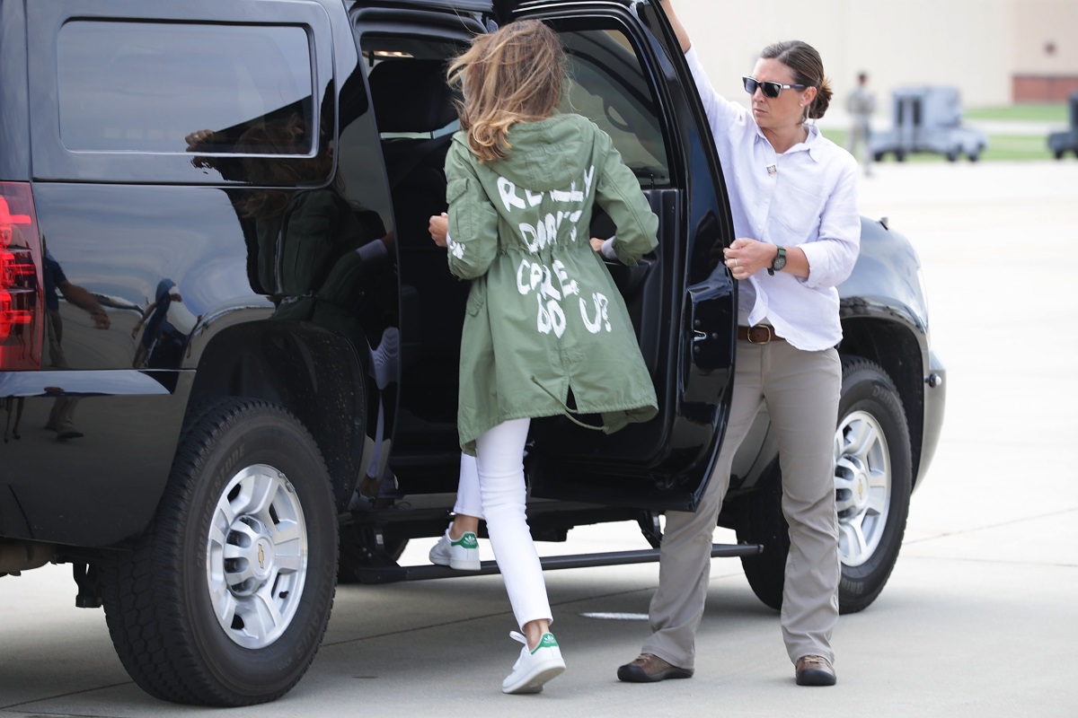 Съпругата на президента на САЩ предизвика критики заради облеклото си, когато отиваше на посещение в център на границата с Мексико в четвъртък. Якето е с надпис "Не ми пука, а на теб?".