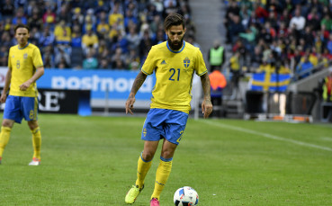 Шведските национали бранят получилия смъртни заплахи Дурмаз