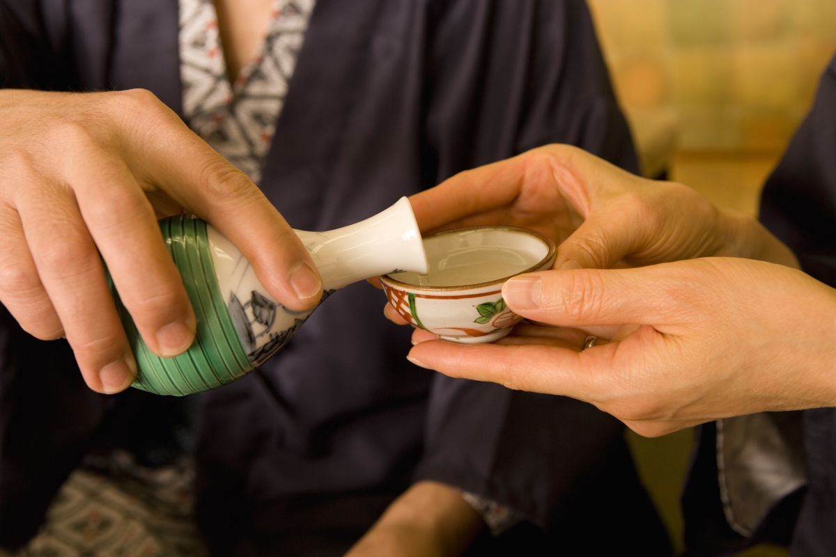 В Япония не е прието да си наливате алкохола сами, след като изпиете чашата си. Оставете това на домакина.