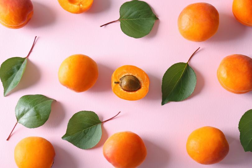 <p><strong>Яж храни, приятели на слънцето</strong></p>

<p>Някои храни са способни да повишат собствената защита на кожата срещу слънцето &ndash; например домати и други плодове с червен или оранжев цвят, които съдържат ликопен. Той е каротиноиден пигмент и мощен антиоксидант. Дерматологът Саманта Бънтинг казва, че антиоксидантите от групата на полифенолите също помагат и препоръчва зеления чай като един от представителите им.</p>

<p>Черният шоколад е богат на флавоноиди, които помагат срещу слънчеви изгаряния, а кафето намалява риска от рак. Бънтинг съветва да го консумираш в еспресо непосредствено преди да щурмуваш плажа.</p>