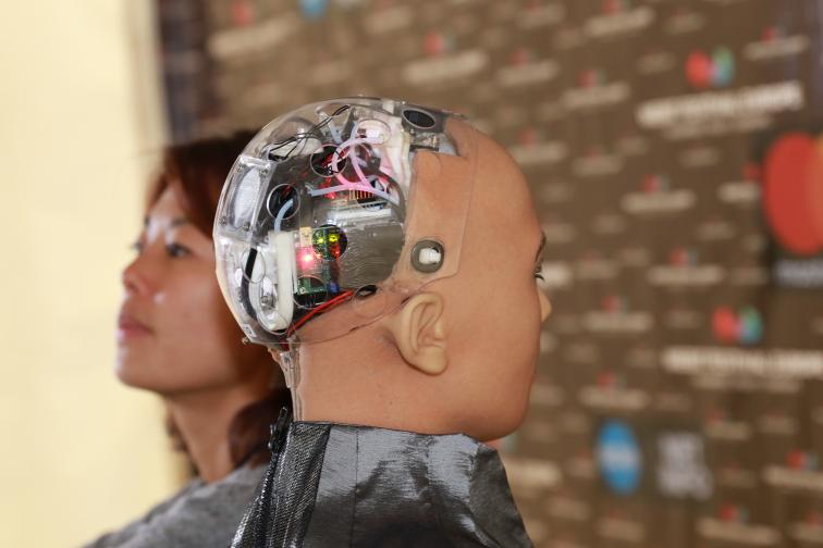  Роботът София е жител на Саудитска Арабия. Тя може да имитира и разпознава човешки жестове и изражения на лицето. 