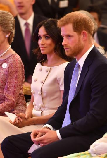 <p>След като принц Хари прекара малко време сам в Африка без съпругата си Меган Маркъл, херцозите на Уелс отново са заедно и дори присъстваха на официално събитие - в чест на кралица Елизабет II. Британският монарх бе домакин на ежегодната церемония в Бъкингамския дворец, наречена&nbsp;Young Leaders Awards. За мероприятието херцогинята на Уелс Меган Маркъл бе заложила на елегантна бледорозова визия, вдъхновена от модния бранд Прада. Изборът й на тоалет определено впечатли модните критици. Прическата й и гримът й също посрещнаха одобрение, тъй като бяха много естествени и ненатрапчиви.</p>