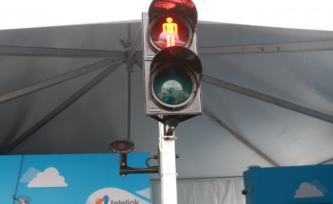  Умен светофар, който разпознава пешеходци и автоматизирано превключва на зелена светлина за тях. 