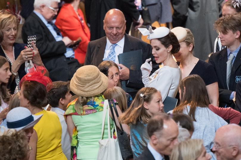 <p>Холивудската актриса&nbsp;<strong>Анджелина Джоли пристигна в Лондон</strong>, където присъства на служба в катедралата &quot;Сейнт Пол&quot;.</p>

<p>Поводът бе 200-годишнината от основаването на ордена на Св. Михаил и Св. Георги. (на англ. ез. -&nbsp;Order of St Michael and St George - бел. ред.)</p>

<p>Звездата привлече всички погледи към себе си с прочутата си елегантност.&nbsp;</p>