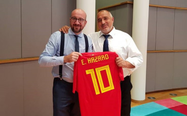 Премиерът Борисов се похвали с фланелка на Азар