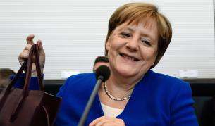 Меркел се спаси