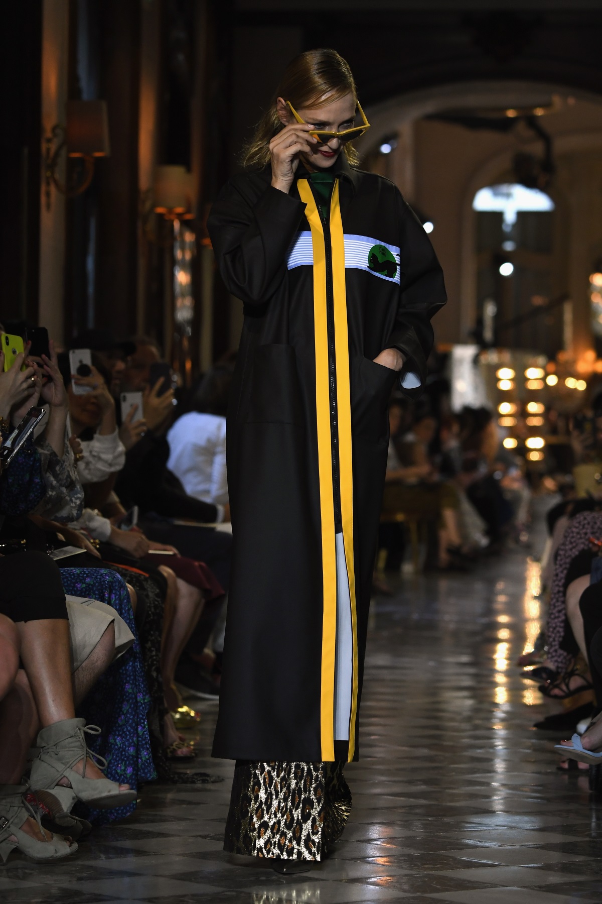 Ума Търман се качи на модния подиум в Париж. 48-годишната актриса бе част от шоуто на италианската марка Miu Miu. Звездата от "Криминале" дефилира с интересна рокля от две части - тъмнозелен топ и пола с висока талия с леопардова шарка.