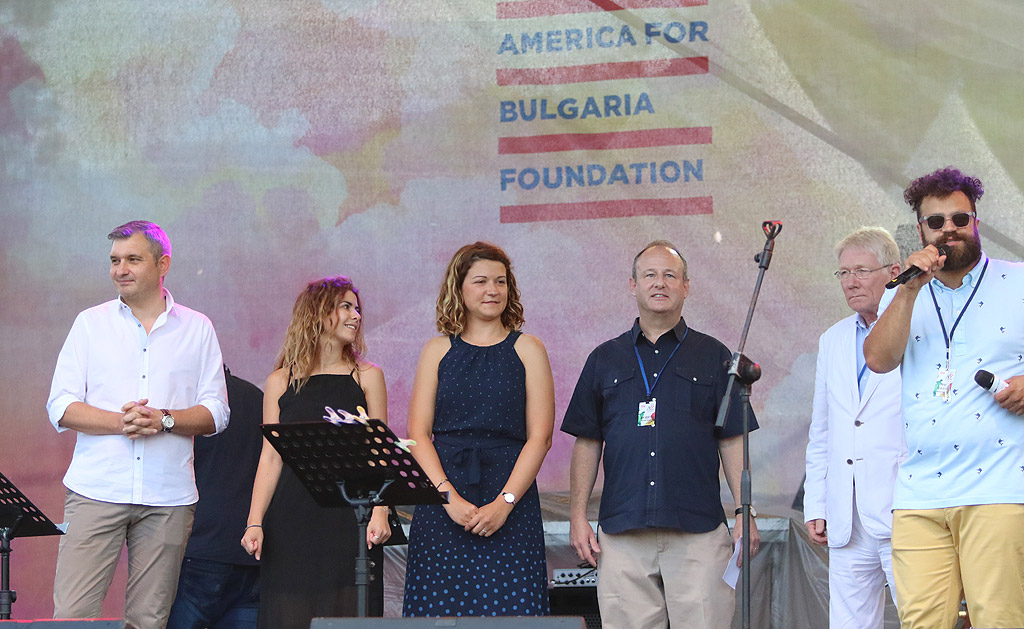 С изключителната подкрепа на фондация "Америка за България", фестивалът традиционно отбелязва началото на лятото, представяйки най-доброто от световната джаз музика под открито небе в красивият Южен парк 2
