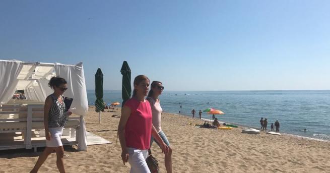 Незаконно построените заведения на плаж Кабакум край Варна вече работят