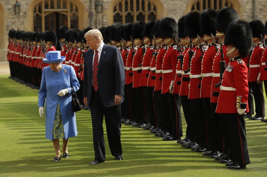 Кралица Елизабет и Доналд Тръмп1