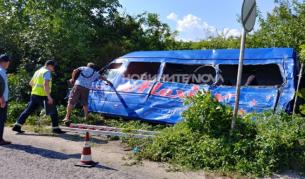 Камион се вряза в маршрутка край Търново, човек загина