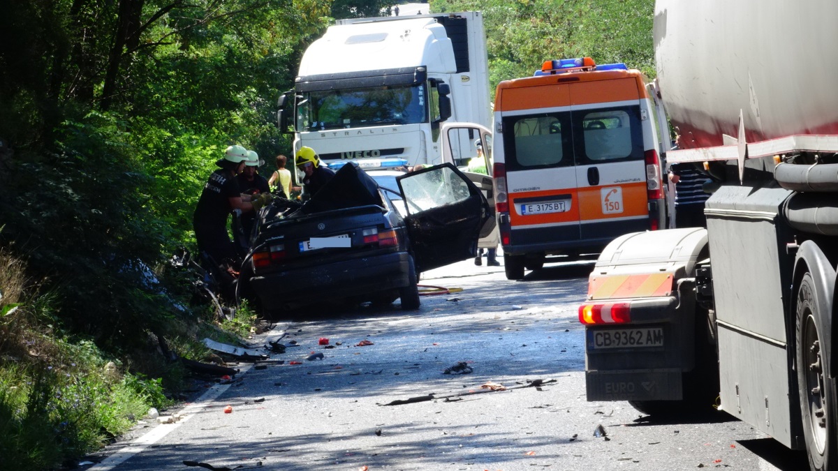 Водач на лек автомобил "Фолксваген" загина след като се блъсна челно в цистерна на Е-79 в Кресненското дефиле. Пътният инцидент стана в 11 ч. днес на 2 км преди Кресна.