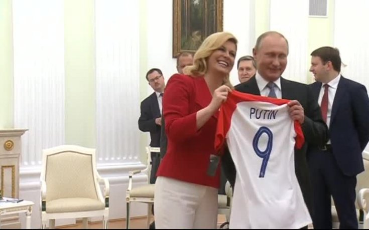 Президентът на Хърватия подари специална фланелка на Путин
