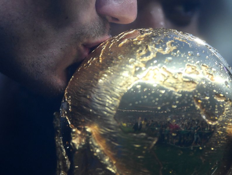 Мондиал 2018 световна купа трофей целувка Гризман1
