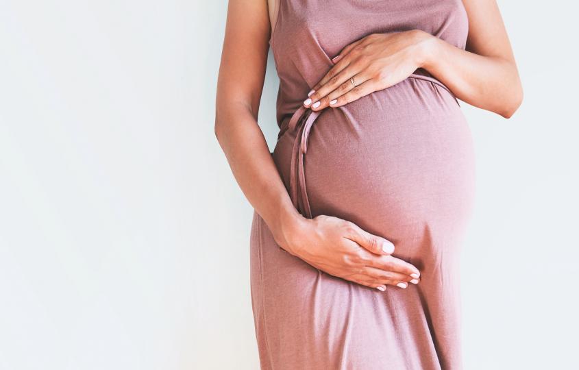 <p>Билката не се препоръчва на бременни жени и кърмачки. А приемането на твърди големи количества от седефчето може да доведе до замаяност, спазми и обрив.</p>