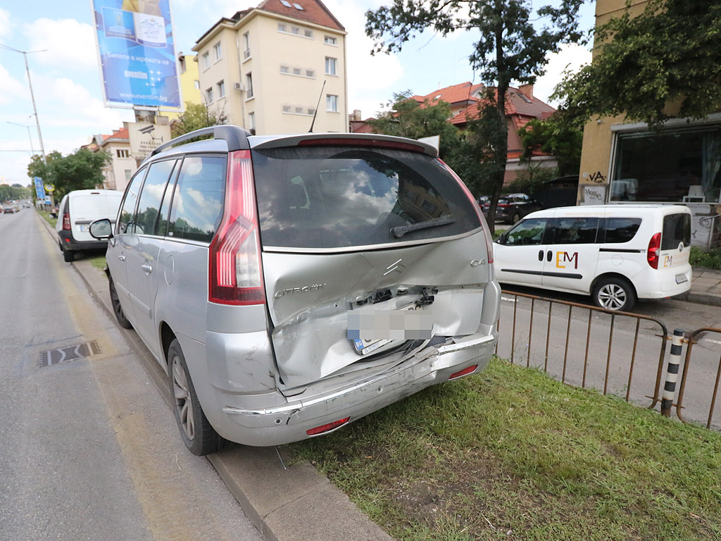 Мъж на 39 г. е приет в Спешното отделение на УМБАЛ "Св. Анна" - София АД, след като е пострадал леко при верижна катастрофа с три автомобила на бул. "Цариградско шосе" в София, съобщиха от болницата. Мъжът няма да бъде хоспитализиран