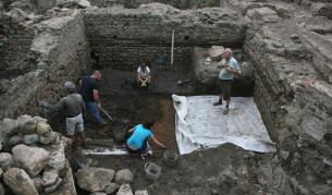 Злато и антична гробница открити на пл. "Св.Неделя"