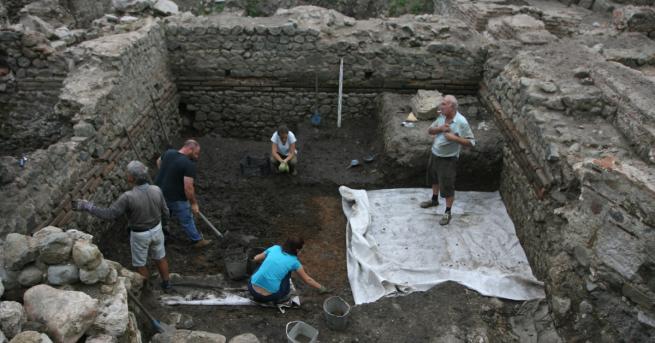 Късноантича гробница разкриха снощи археолозите при разкопките на пл Света