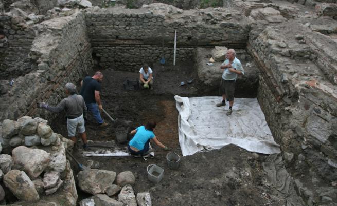 Злато и антична гробница открити при разкопките на пл. 