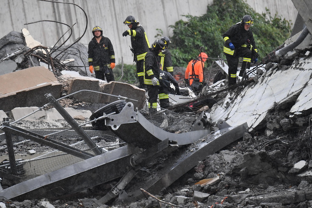 Около 13.00 часа българско време се срути мостът „Моранди“, който е част от автомагистрала А10. При срутването му са пострадали десетки коли. Под отломките са затрупани хора. В резултат на инцидента са повредени газови тръби и има изтичане на газ.