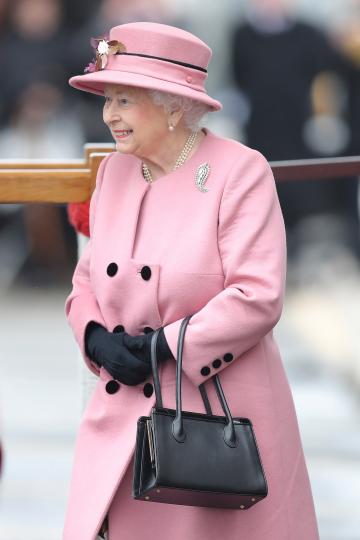 <p>Елизабет II винаги е носила&nbsp;чанта, а това ѝ е позволявало да изпраща сигнали на своя обслужващ персонал. Например: ако&nbsp;иска да напусне вечерята, просто оставя чантата си върху масата, уведомявайки служителите, че събирането е към края си.</p>
