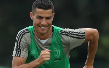 Роналдо - майстор във футбола, но дали е така с пеенето