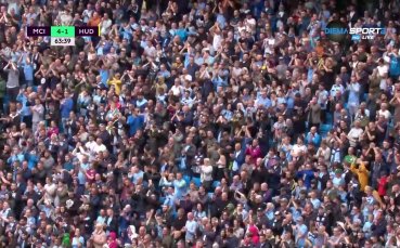 Празнуващият мач №250 Давид Силва позира с бебето си