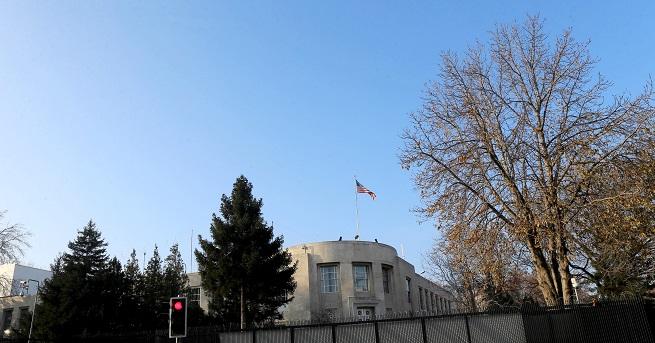 Стрелба бе открита от кола по сградата на американското посолство