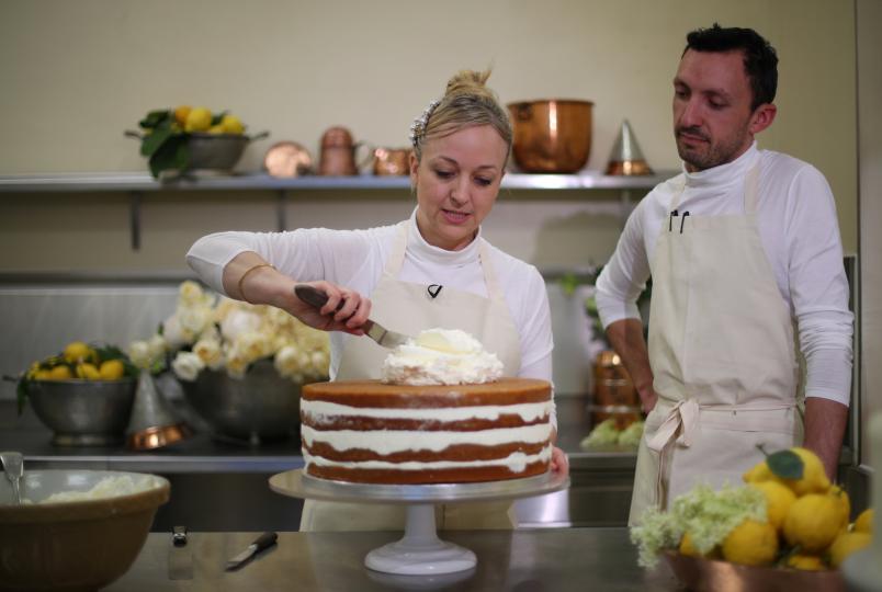 <p>В кухнята на двореца беше направена и тортата за сватбата на Меган и Хари, като бяха поканени видни английски сладкари.&nbsp;</p>