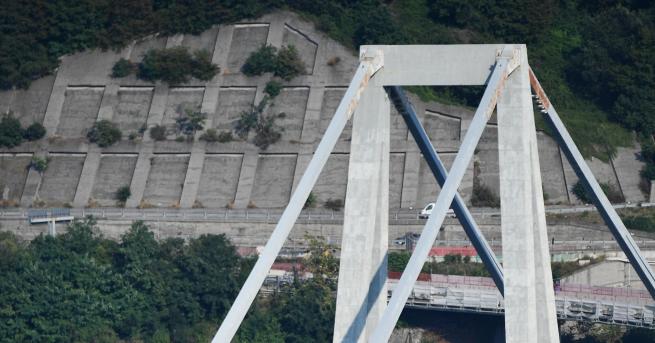 Шокиращи кадри от момента на срутването на моста в Генуа