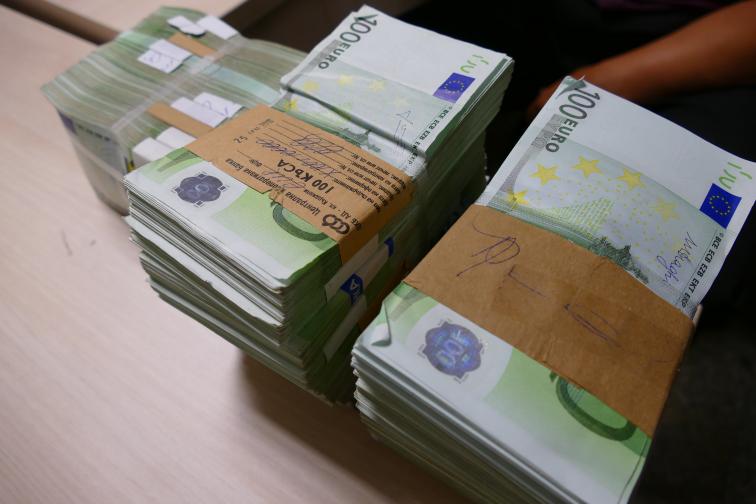  От арестуваните 10 души при профилирана акция в хотелите Маринела в София и Марица и Пловдив, които са благосъстоятелност на предприемача Ветко Арабаджиев, са привлечени 6 лица под наказателна отговорност. Сред тях е синът на Арабаджиев Вълчо, който е с обвиняване пране на... 