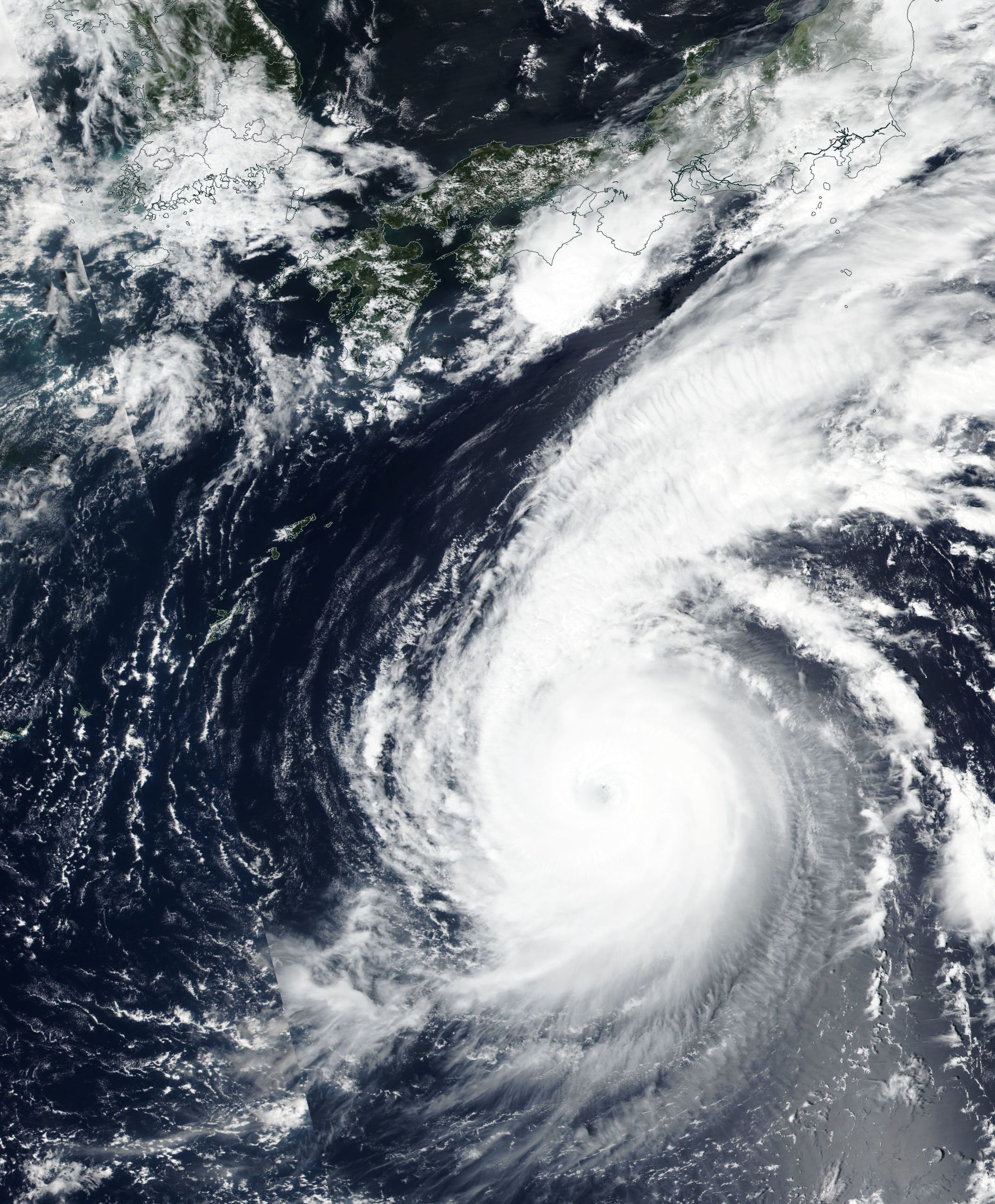 Над 1 милион души в западните японски градове Кобе и Осака трябва да напуснат своите домове и да се настанят в евакуационните центрове заради наближаващия тайфун „Джеби”. Силният вятър и проливните дъждове, предизвикани от тропическата буря, принудиха авиокомпаниите да отменят повече от 700 вътрешни полета в Япония, най-вече по маршрутите между градовете Кобе, Нагоя, Осака. Тайфунът се очаква да премине над централната западна част на Японските острови с ветрове със скорост от 208 км/ч и пориви с над 216 км/ч. През следващите 24 часа над района, засегнат от бурята, ще паднат повече от 500 литра дъжд на квадратен метър.
